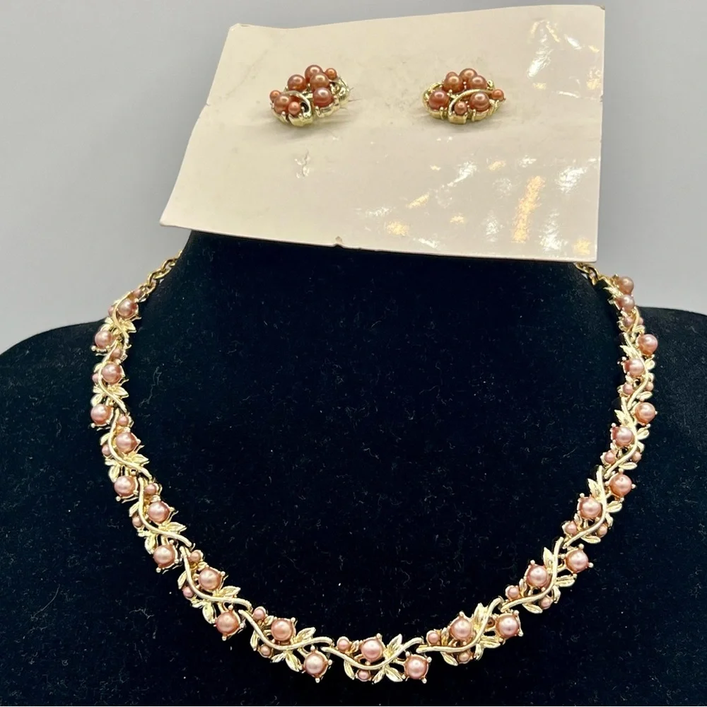 Vintage new old stock gold tone peach faux pearl choker & clip on earrings set - Picture 5 of 6